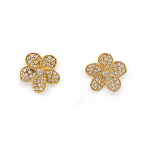 Flower stud earrings with diamonds